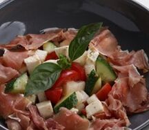 Салат с пармской ветчиной