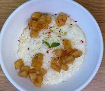 Рисовая каша на кокосовом молоке с айвой