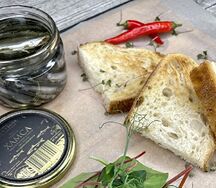 Малосольная хамса с хрустящими багетом