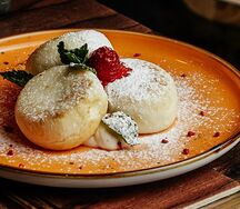 Сырники со сметаной, клубникой и мятой