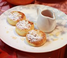 Классические сырники со сметаной