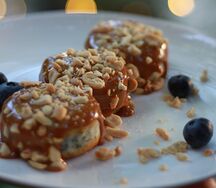 Сырники с вареной сгущенкой и соленым арахисом