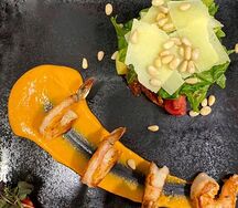 Салат с креветками и руколой