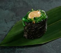 Суши с чукой и ореховым соусом