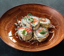 Жаренный ролл с лососем и овощами