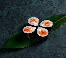 Ролл с лососем, сыром и икрой летучей рыбы