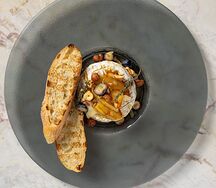 Печёный камамбер с медом и грушей