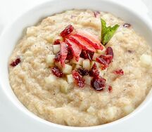 Овсяная каша с яблоками