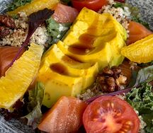 Салат с лососем, авокадо, киноа, апельсинами и грецкими орехами с соусом унаги