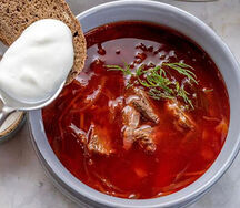 Борщ с говядиной и сметаной