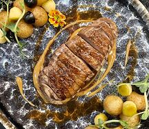 Дымная утка с фруктами и ягодами