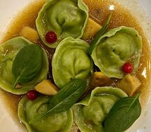 Пельмени со шпинатом, белыми грибами и постной сметаной