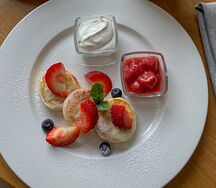 Сырники на домашнем твороге с ванилью и ягодами