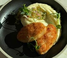 Куриные котлеты с сыром и картофельным пюре