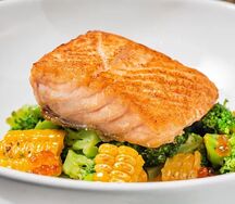 Стейк из лосося с кукурузой, брокколи, цветной капусты