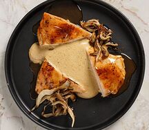 Обжаренная грудка фермерского цыпленка со сливочным муссом и вешенками