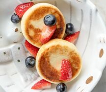 Сырники детские на домашнем твороге с ягодами