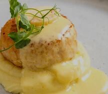 Краб-кейк с картофельным пюре, голландским соусом и крабовым маслом
