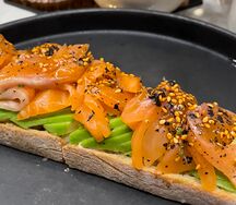 Брускетта с лососем, авокадо и рикоттой