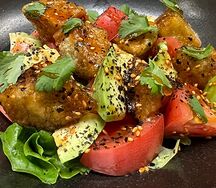 Хрустящие баклажаны с томатами и авокадо