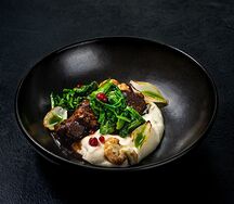 Томленая щечка теленка с пюре из цветной капусты