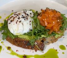 Лосось, яйцо пашот и гуакамоле на обжаренном хлебе