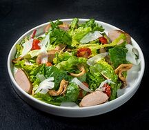 Большой салат с индейкой, вялеными томатами, спаржей, вешенками и пармезаном