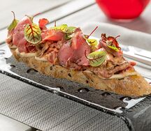 Брускетта с ростбифом и бакинскими томатами