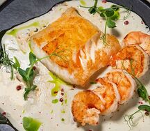 Палтус с королевскими креветками и соусом белое вино