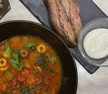 Мясная солянка с сэндвичем из копчёной грудинки