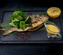 Дорадо на гриле с микс-салатом