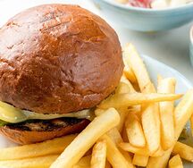 Бургер с говядиной, фри с кетчупом