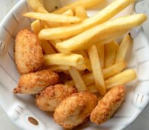 Куриные наггетсы собственного приготовления с фри и кетчупом