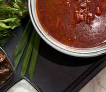 Борщ с телятиной, сметаной и чесночным пампушками