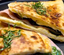 Кесадилья с мортаделлой, омлетом, шампиньонами