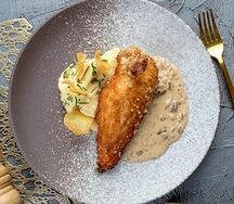 Котлета по-киевски с пюре и грибным соусом