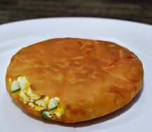 Пирожок с луком и яйцом