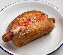 Хот-дог с выдержанным сыром и трюфельным маслом 