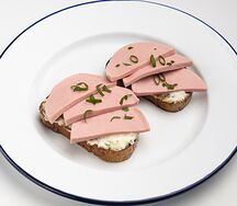 С докторской колбасой и свежим огурцом