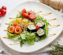 Салат с лососем и манго