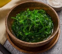 Салат чука с ореховым соусом