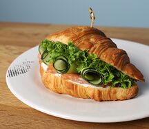 Круассан с семгой