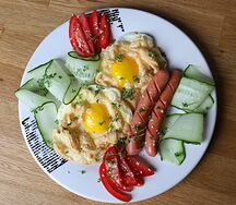 Глазунья с колбасками