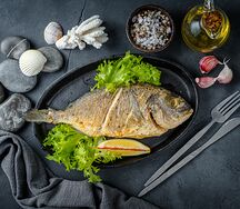 Целое дорадо, запечённое с прованскими травами
