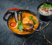Том ям с кальмарами, креветками и мидиями