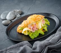 Круассан c ветчиной и сыром