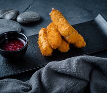 Сырные палочки с вишневым соусом