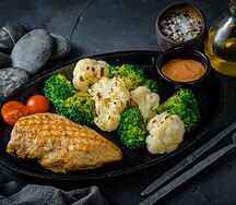Куриная грудка на гриле с овощами