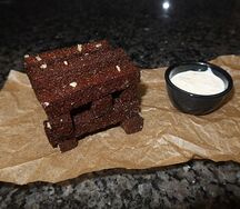 Гренки из бородинского хлеба с чесночным соусом