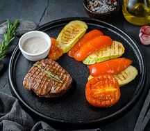  Стейк из говядины с овощами на гриле